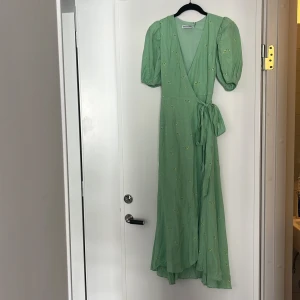 Adoore klänning - Så söt klänning från adoore i storlek 34. Säljer då den tyvärr är lite för liten för mig. Oanvänd! 