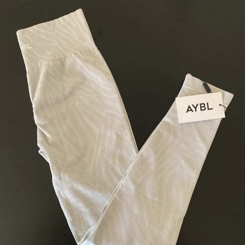 Träningsleggins med scrunch från märket AYBL Färg: Light Grey  Storlek: M   Oanvänd. . Jeans & Byxor.