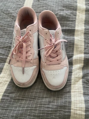 Fila sneakers stl 39  - Fila sneakers nästan oanvända 