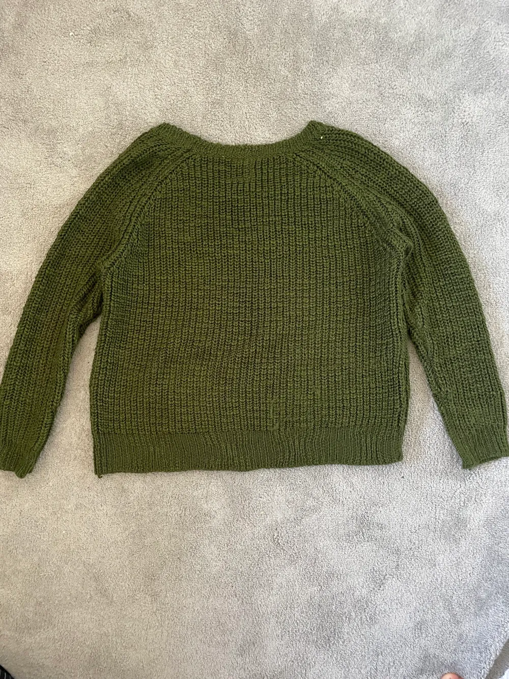 Mörkgrön stickad tröja från kollektionen we ♡ knit, clockhouse skriv gärna pv ifall ni har frågor 🙌. Stickat.
