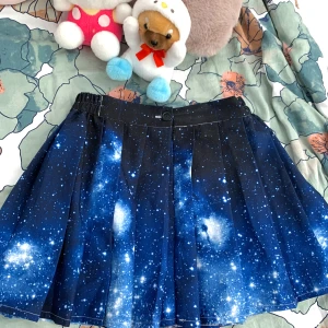 Blå galaxy-kjol - Köpt från kawaii.se, superbra skick men jag har knappt använt den