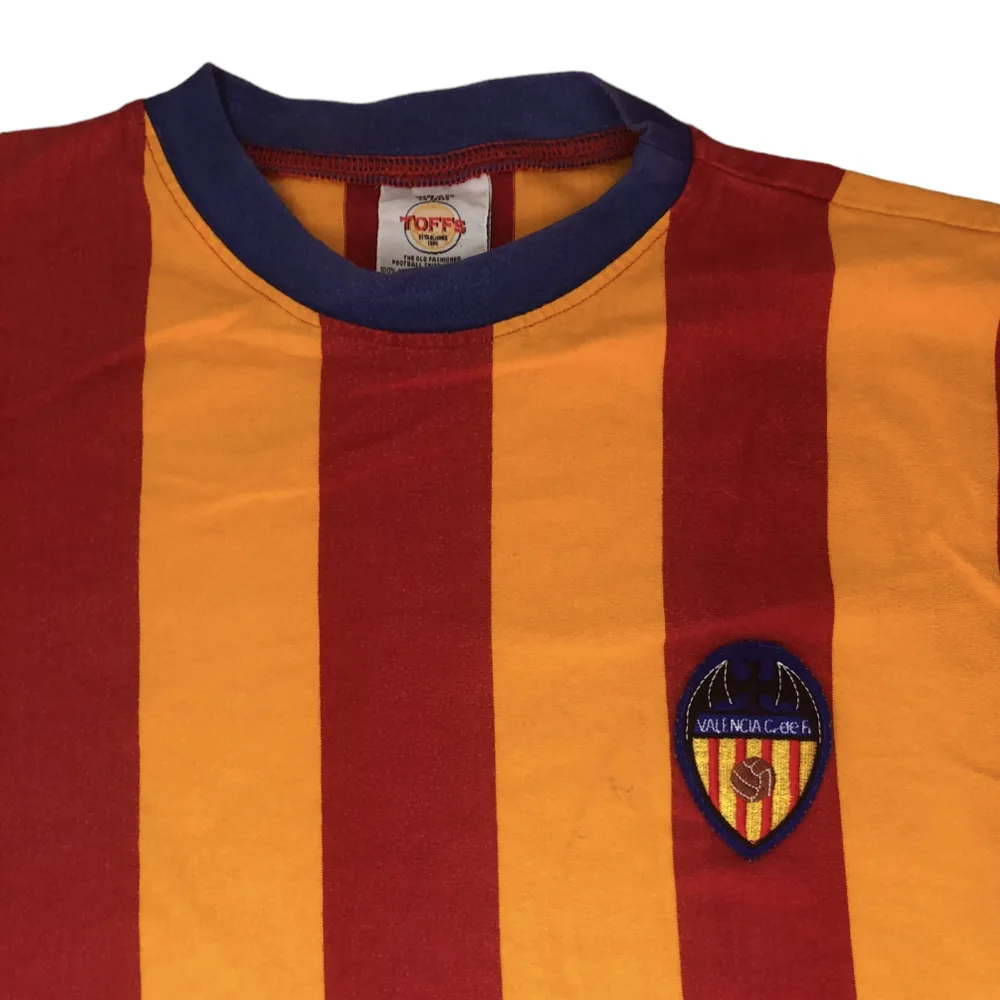 En snygg Valencia retro fotbollströja i bra skick. Den är i storlek XL.(tror även den passar L) Pris: 199 kr. T-shirts.