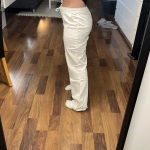 Bonprix linnebyxor - Så fina linnebyxor från bonprix. De är köpta för ett år sedan men endast använda en gång. Säljer då jag inte fått användning för dem. Skulle säga de är true to size då jag har min vanliga storlek.