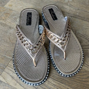 Guld sandaler  - Vet ej märke eller storlek tyvärr, men passar mig som har st 38/39