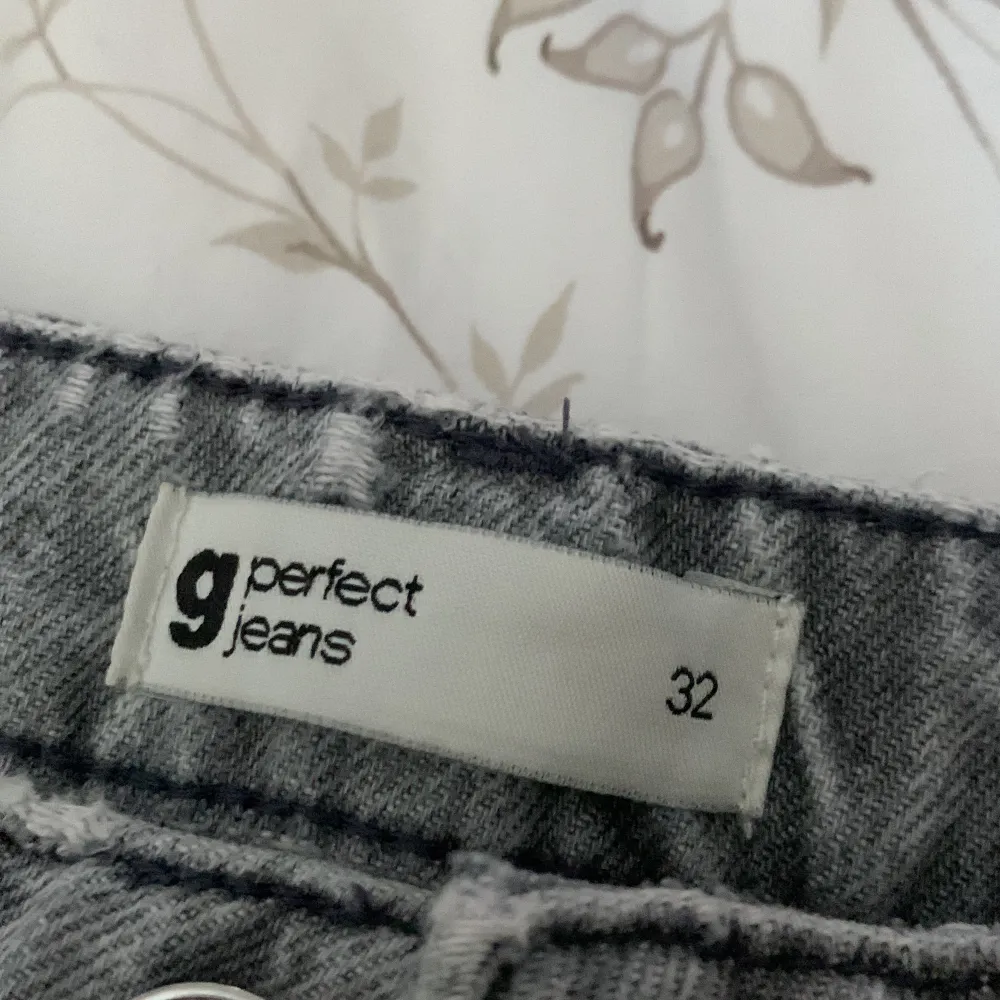 Högmidjande,grå,inte utsvängda på smalbenen . Jeans & Byxor.