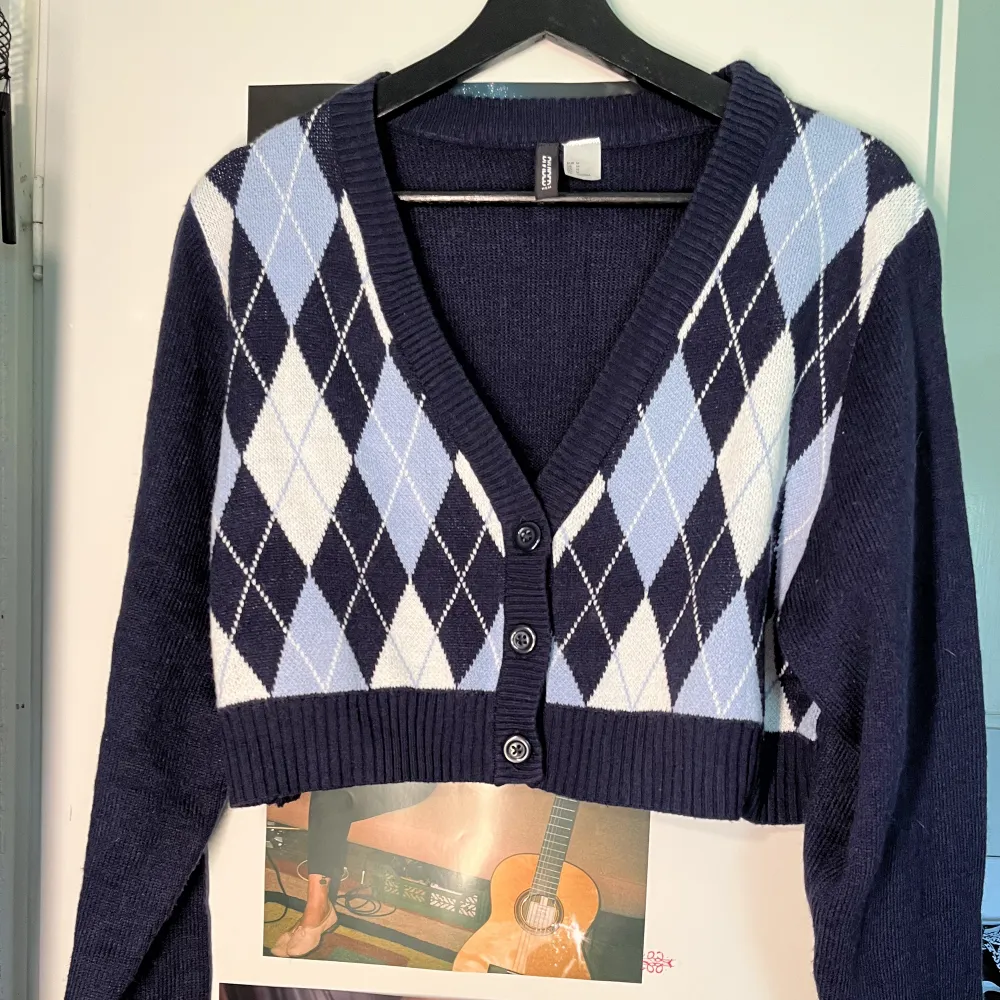 Fin croppad kofta från H&M. Perfekt att ha över en klänning/tröja en sommarkväll🦋🌾. Tröjor & Koftor.