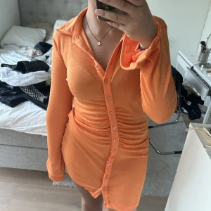 Klännign - Säljer denna underbara sommarklänningen som jag köpte på Plick. Älskar denna men kommer tyvärr inte till användning💘