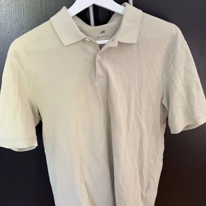 Piké storlek XS - Säljer nu min piké från HM i storleken XS Den är i Regular fit och sitter väldigt bra. Säljer då den inte kommer till användning. (Den är lite grönare i färg än vad bilden visar)