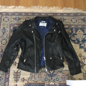 Adam svart skinnjacka  - Adam biker jacka från human scales i storlek xl. Den är i bra skick. Köpt från carlings för ungefär 4 månader den nypris (2500). 