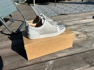 louboutin - säljer dessa loubs bra skick inga spikar har lossnat låda extra spikar extra snörren medföljer storlek 42.5 