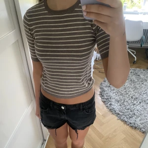 Stickad t-shirt - Superfin stickad t-shirt som knappt är använd. Jättemjuk och fin kvalitet som inte nopprar.💗💗💗