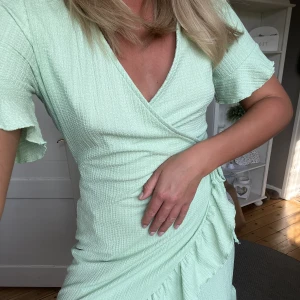 Sommarklänning - Somrig klänning med knyt i sidan, storlek m, från vero moda