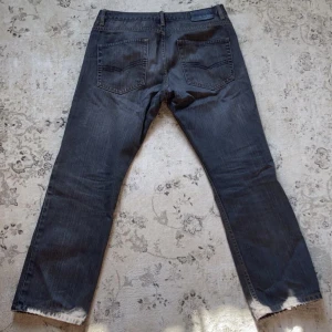 Grå jeans straight - Jag säljer nu mina grå straight jeans eftersom de inte passade. Jeansen är knappt använda så är i mycket bra skick