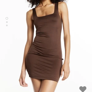 Klänning  - Helt oanvänd brun, åtsittande kortklänning från New Yorker i skönt material. Bara att skriva om ni har frågor 😊