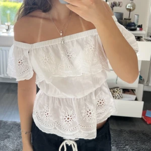 Vit topp - Supersöt vit topp som man kan ha på olika sätt!! Hör av dig vid frågor eller för fler bilder!!