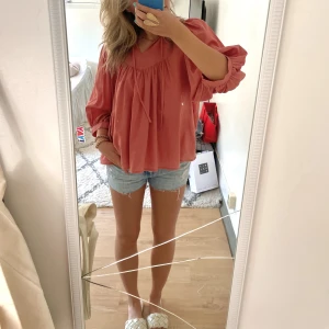 Supersöt blus - Rosa blus storlek xs men oversized