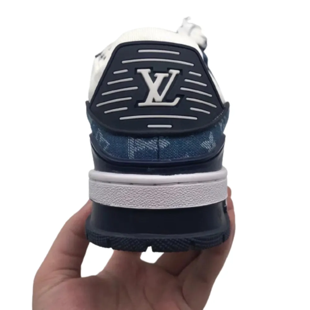 Helt nya LV sneakers i färgen blå som finns i nästan alla storlekar. Varan är 1:1 och beställts vid förfrågan. Skriv vid funderingar eller annat!. Skor.