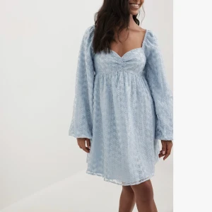 Blå klänning - Säljer min helt oanvända (prislapp kvar) klänning från NA-KD, perfekt till midsommar eller en vanlig sommarkväll🫶🏽🤩