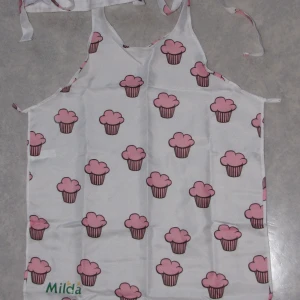 Nytt förkläde rosa cupcakes - Nytt vitt förkläde rosa cupcakes.  Har även ett likadant fast blå cupcakes.