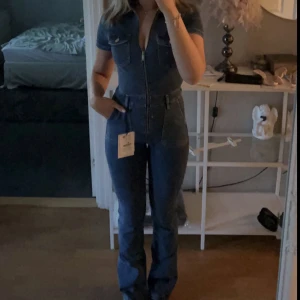 Byxdress  - Så fin från Pull&bear, endast använd en kväll så i jättebra skick💕 köpt för 559kr