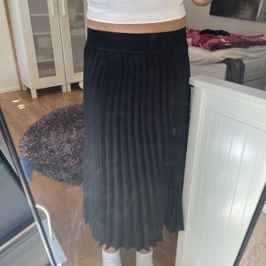 Lång kjol - Säljer denna fina långkjol från Lindex💗 Använd fåtal gånger och i bra skick💓