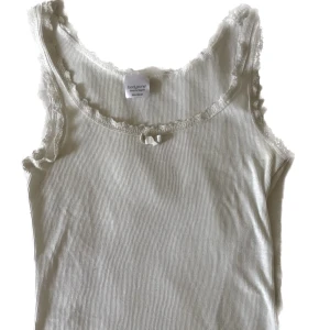 Vitt ribbat linne - Det är en XS men skulle säga att den passar S också
