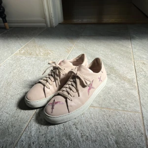 Axel Arigato skor - Säljer mina rosa arigato skor i storlek 39 men passar även 40.  Det finns några ställen (2-3) där färgen lossnat lite men syns bara på nära håll. De är i relativt fint skick där av priset.   Nypris runt 2000kr.  Hör av dig om du vill ha fler bilder.  