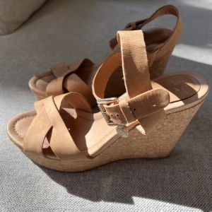 Sandaletter  - Sandaletter med kilklack i äkta läder. Några små fläckar som kan tvättas, ingen anmärkningsvärt. Jättebekväma att gå i! 🦋