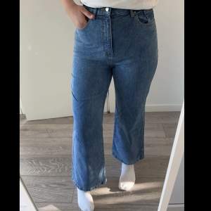 Jätte fina jeans från NA-KD  och sitter väldigt bra på, nästan aldrig använda och är i super skick, dem är tyvärr lite för stora för min smak. 😊