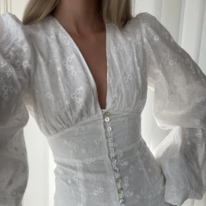 Adoore Klänning - Säljer denna korta klänningen från Adoore som är köpt här på plick som inte kommer till användning🫶🏼 förra ägaren har använt den en gång, buda gärna💛☺️ (köparen står för frakten)