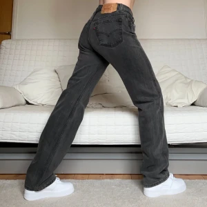 Levis 501 Jeans - Säljer dessa Levis 501 i storlek W33L34 (passar mig som är storlek 38 väldigt bra), 83cm midja och 81cm innerbenslängd❤️Jag på bilderna är 172cm lång🥰 Obs! Pyttelitet hål på vänster smalben - syns lite på bild 3, be om bild för en närmre look💕