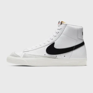 Nike blazer sneakers - Säljer mina nike blazer sneakers då de inte kommit till användning. Använda vid 2 tillfällen, i princip som nya! Nypris 1249 kr. Normala i storleken, men lutar åt det större om något. Finns kvar så länge annonsen är kvar!🤍