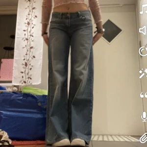 lågmidjade vida jeans - sjukt snygga lågmidjade vida jeans från zara💕tyvärr används de för lite 