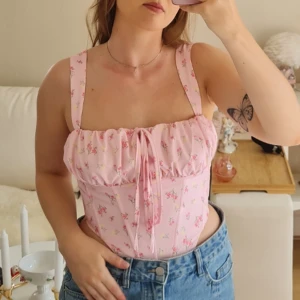 Korsett - Superfin rosa korsett med blommor i stl S💗 Den är i nyskick! Säljer då det inte är min stil längre. 