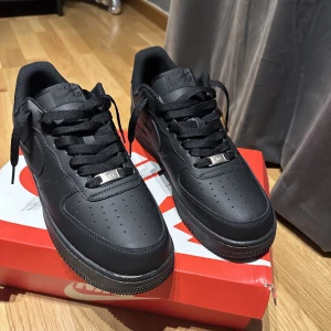 Air force 1  - Ett par air forces som är nästan helt nya, använda en gång inomhus då det syns på undersidan av skorna annars är skorna helt nya. Tyvär finns det inte box. 