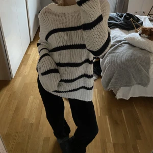 Stickad randig tröja  - Stickad tröja med lappen kvar. Vit med blå sträck, så fin men har tyvärr aldrig använt den! 