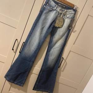 Så sjukt snygga unika jeans med lappen kvar som tyvärr inte passade mig😩Utgiven storlek s/m men skulle säga att de är xs/s. W27 L32 Midjemått: 34 Längd: 104 Lårbredd: 23
