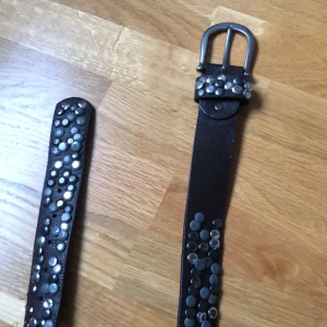 Bälte  - Jätte coolt bälte med nitar, 100 cm långt🫶🏻