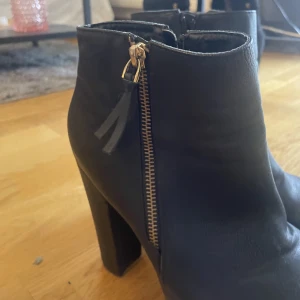 Boots med klack - Fina boots med klackar säljes 