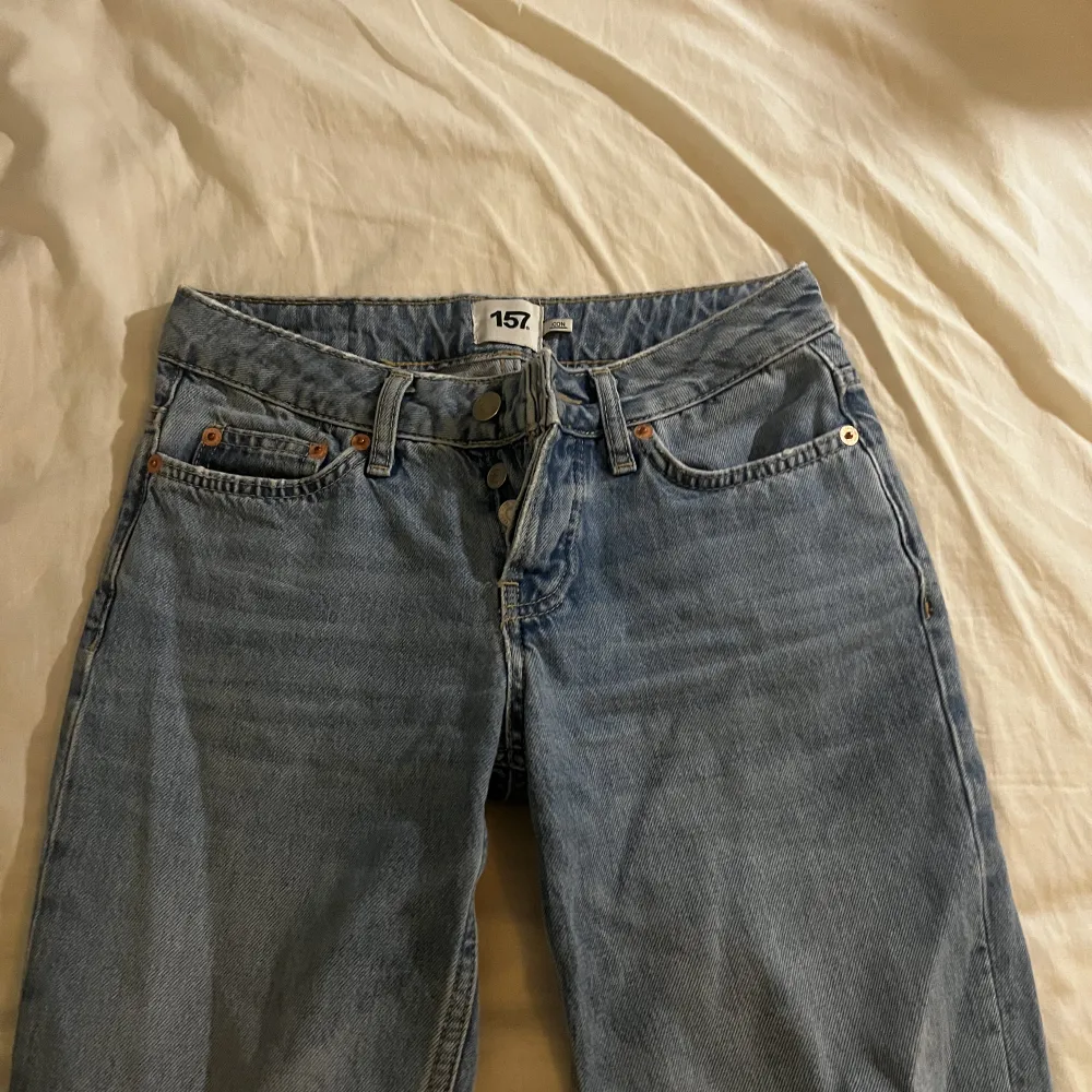 Lågmidjade bootcut jeans i ljusblått! Passar mig som oftast har 24/25 i midjan och 32/34 i längden (jag är ca 167) Jättebra skick, andvämda endast ett fåral gånger, skriv för frågor!. Jeans & Byxor.