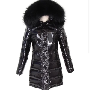 Glansig Vinterjacka Svart  - Ordinarie pris: 3 899kr  Gått sönder vid luva och bakdel (väldigt lätt att fixa), liten i storleken så rekommenderas att gå upp en storlek. 