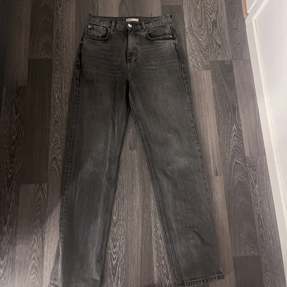 Säljer dessa jeans från Gina 💓nypris 599kr. Jeans & Byxor.