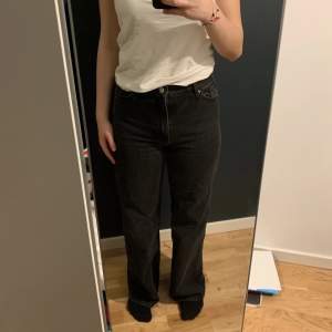 Högmidjade jeans från Monki! I modellen Yoko