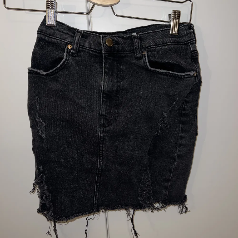 Säljer denna jeanskjolen från Pull&Bear i storlek M. Pris: 20 kr. Jeans & Byxor.