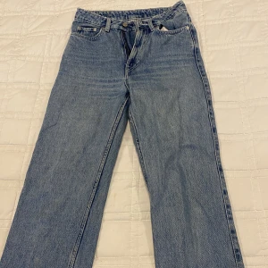 Weekday jeans - Bra skick. Lite sliten innanför låren (bild 2) och längs kanten vid midjan men det syns inte så mycket. Modellen är Rowe
