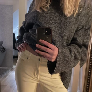 Gula Jeans - Fina gula jeans i toppskick💛