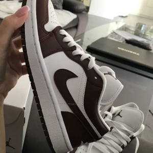 Jordans bruna  - Säljer mina bruna air Jordans 1. Bilden är tagen samma dag jag köpte skorna. Skicka för mer bilder.💕