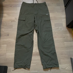 Nike cargo pants - Mörk gröna, knappt använda  Storlek M (32)