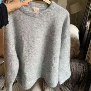 Den slutsålda mohair och ull tröjan i grå/ljusblå från H&M. Aldrig använd och köptes för 699kr.  Storlek M 