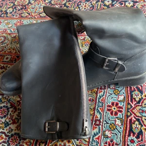 Boots - Ett par knähöga boots i svart konstläder. Endast använda en höst. Säljs pga att jag har för många skor. Pris kan diskuteras